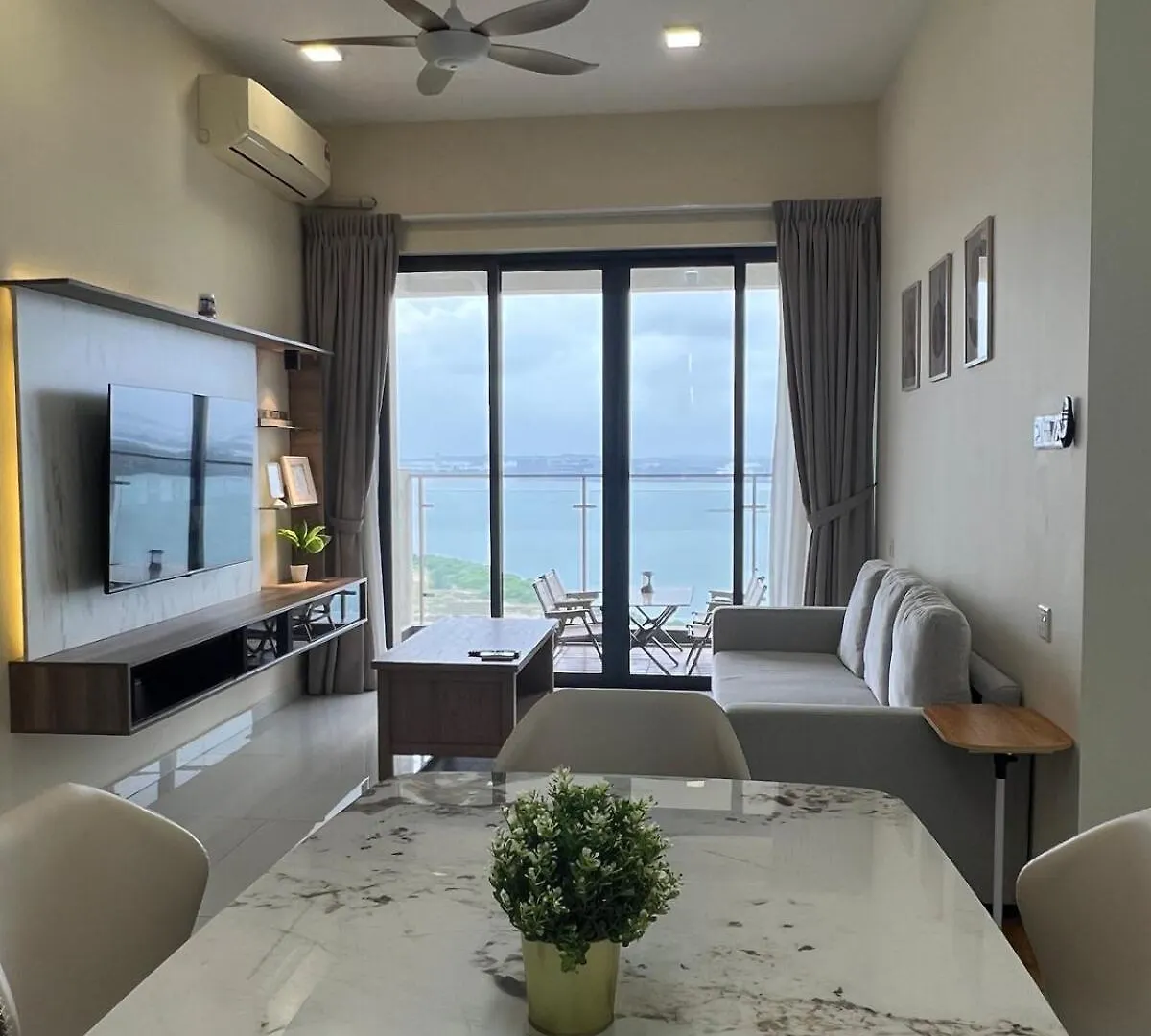 High Floor With Atmosphere And Sea View, Can Accommodate 5-6 People Johor Bahru